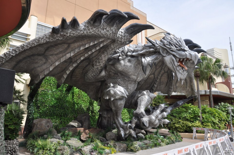 等身大「リオレイア希少種」の咆哮がUSJに轟くッ！200人のファンは大興奮！モンスター造作「ギネス世界記録」にも認定「モンスターハンター・ザ・リアル 2012」前夜祭レポートの画像136
