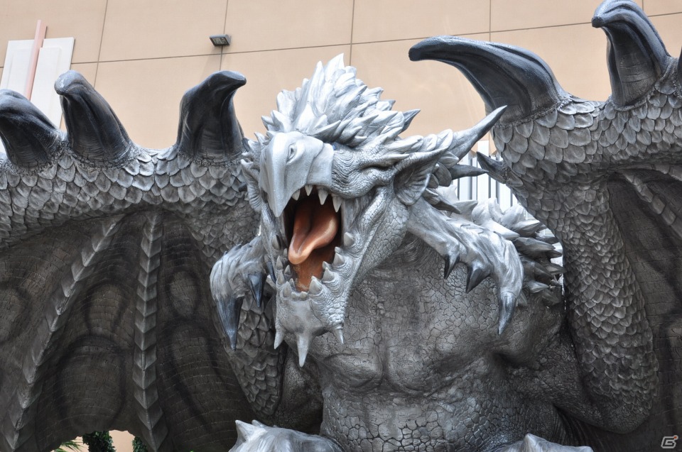 等身大「リオレイア希少種」の咆哮がUSJに轟くッ！200人のファンは大興奮！モンスター造作「ギネス世界記録」にも認定「モンスターハンター・ザ・リアル 2012」前夜祭レポートの画像22
