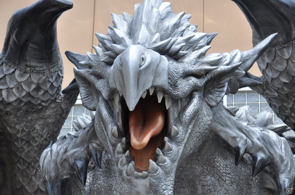 等身大「リオレイア希少種」の咆哮がUSJに轟くッ！200人のファンは大興奮！モンスター造作「ギネス世界記録」にも認定「モンスターハンター・ザ・リアル 2012」前夜祭レポートの画像24