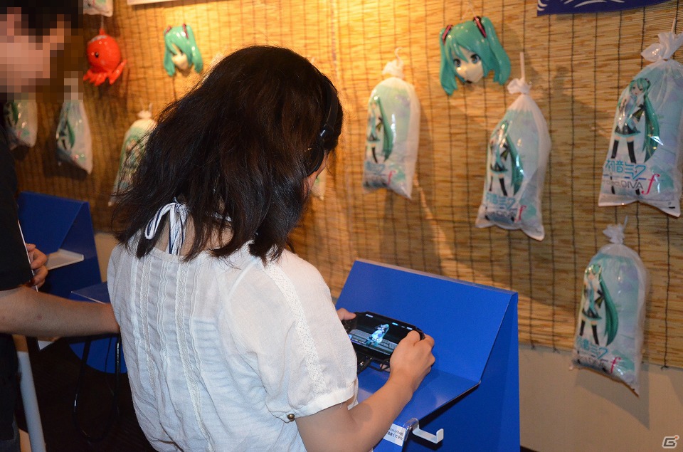 PS Vita「初音ミク -Project DIVA- f」夏をイメージした楽曲「サマーアイドル」が初披露！作者のOSTER projectさん＆プロデューサー・林氏が魅力を語った店頭体験会レポートの画像3