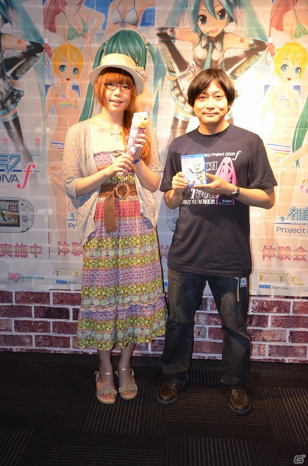 PS Vita「初音ミク -Project DIVA- f」夏をイメージした楽曲「サマーアイドル」が初披露！作者のOSTER projectさん＆プロデューサー・林氏が魅力を語った店頭体験会レポートの画像5