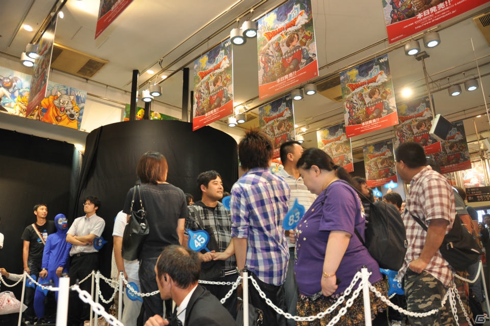 Wii「ドラゴンクエストX　目覚めし五つの種族　オンライン」ゲストに堀井雄二氏、齊藤陽介氏、福山潤さんが登壇！99人のファンがスライムうちわで発売カウントダウン！の画像52