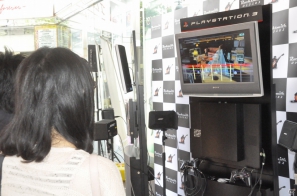 本格派のギターゲームながら、初心者でも十分に楽しめるゲーム性がウリ。MAN WITH A MISSIONのJean-Ken Johnnyさんも来場したPS3/Xbox 360「ロックスミス」体験キャラバンツアーレポートの画像2