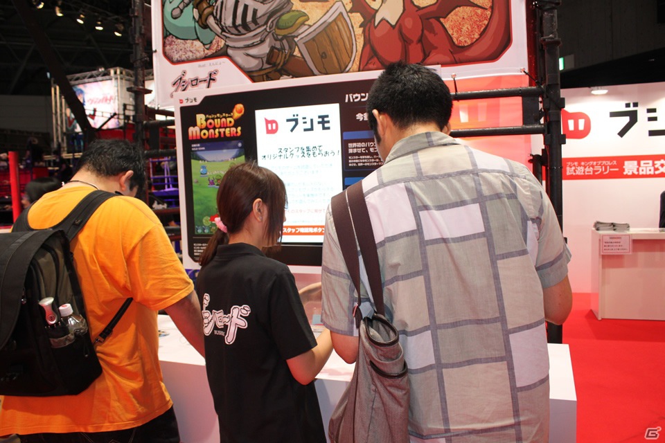 【TGS 2012】スマートフォン向けタイトルの試遊台に加えてカードゲームのデュエルスペースやプロレスのリングが設置された「ブシロード」ブースレポートの画像12