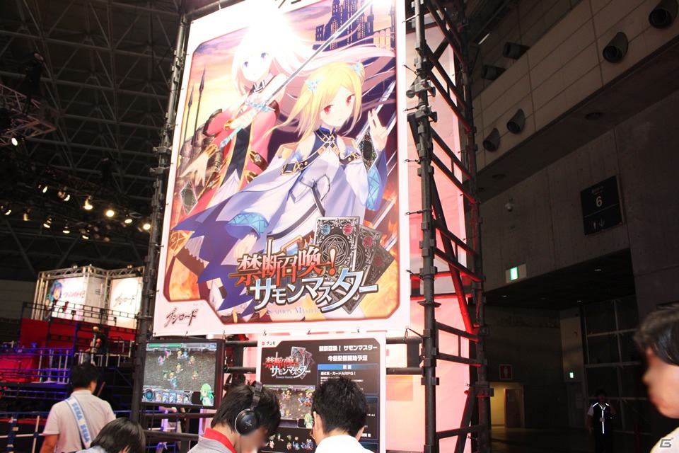 【TGS 2012】スマートフォン向けタイトルの試遊台に加えてカードゲームのデュエルスペースやプロレスのリングが設置された「ブシロード」ブースレポートの画像13