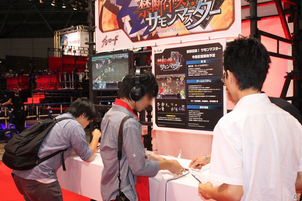 【TGS 2012】スマートフォン向けタイトルの試遊台に加えてカードゲームのデュエルスペースやプロレスのリングが設置された「ブシロード」ブースレポートの画像14