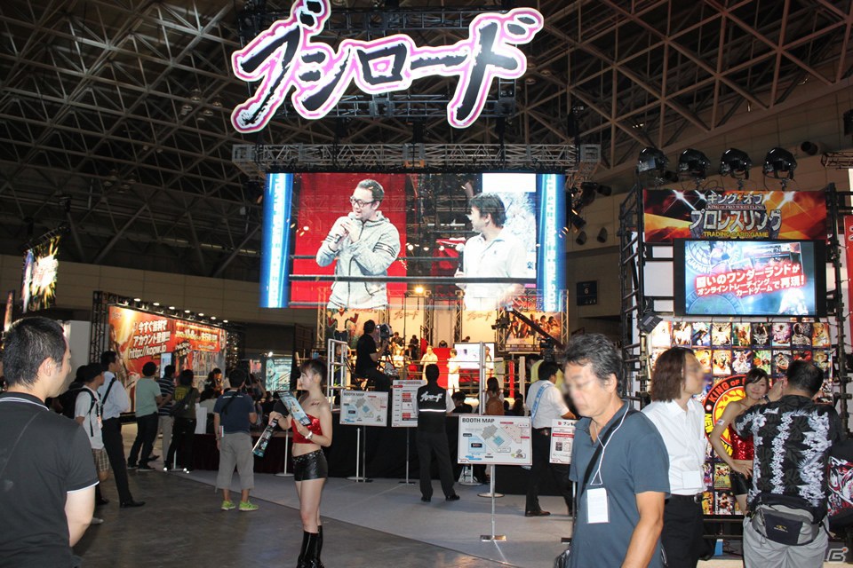 【TGS 2012】スマートフォン向けタイトルの試遊台に加えてカードゲームのデュエルスペースやプロレスのリングが設置された「ブシロード」ブースレポートの画像3