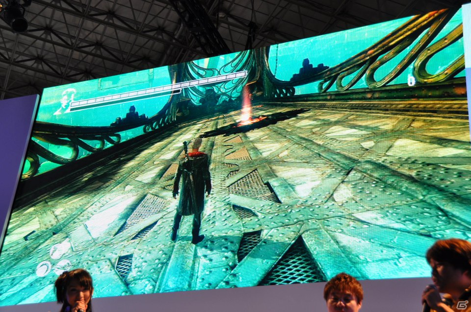 【TGS 2012】「DmC デビル メイ クライ」真紅の両腕で敵を粉砕する新武器「エリクス」の威力とは？ニュース番組に入り込む新ステージやCGムービーも国内初公開の画像19