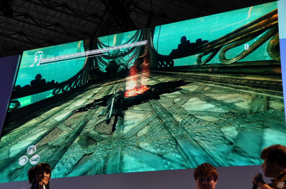 【TGS 2012】「DmC デビル メイ クライ」真紅の両腕で敵を粉砕する新武器「エリクス」の威力とは？ニュース番組に入り込む新ステージやCGムービーも国内初公開の画像20