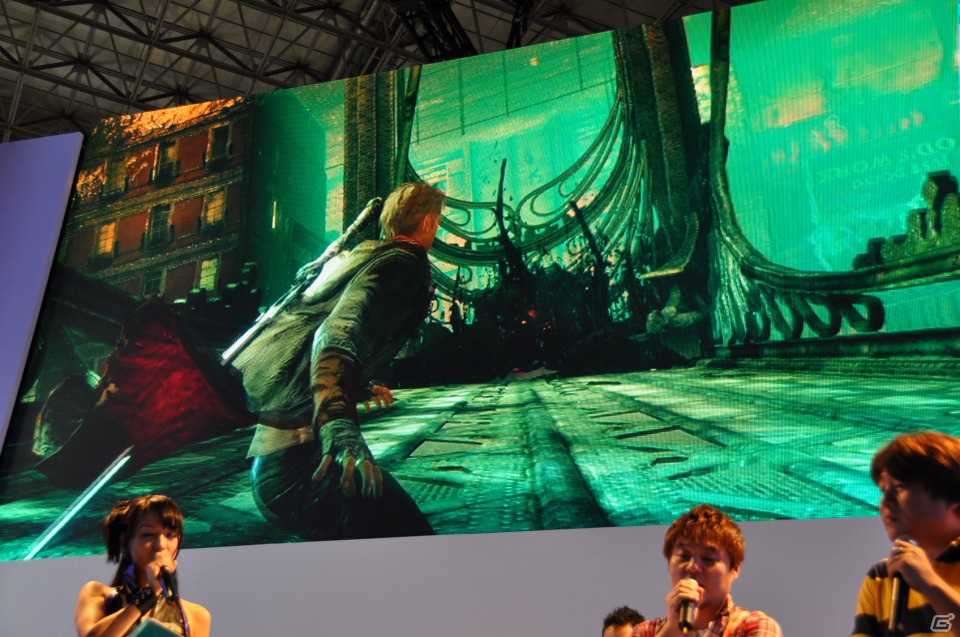 【TGS 2012】「DmC デビル メイ クライ」真紅の両腕で敵を粉砕する新武器「エリクス」の威力とは？ニュース番組に入り込む新ステージやCGムービーも国内初公開の画像29
