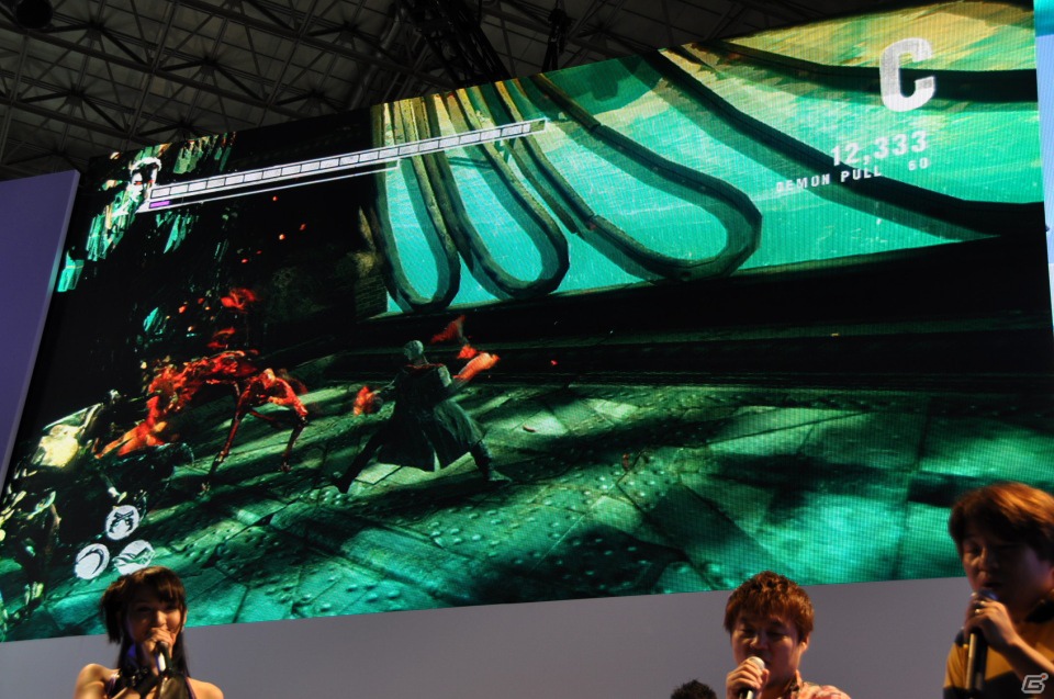 【TGS 2012】「DmC デビル メイ クライ」真紅の両腕で敵を粉砕する新武器「エリクス」の威力とは？ニュース番組に入り込む新ステージやCGムービーも国内初公開の画像32