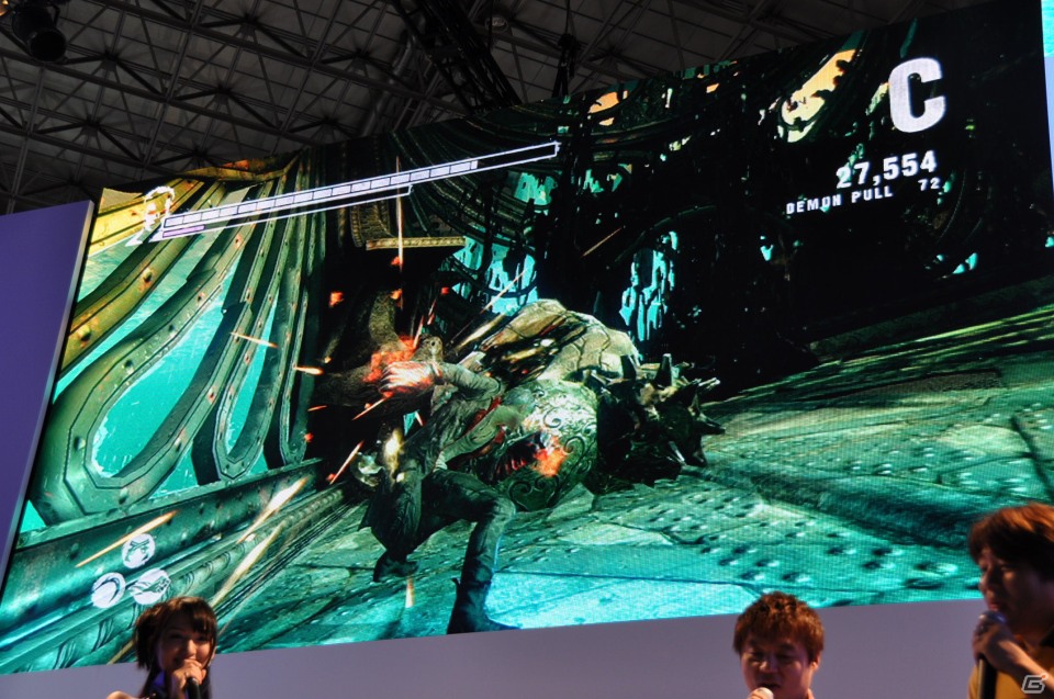 【TGS 2012】「DmC デビル メイ クライ」真紅の両腕で敵を粉砕する新武器「エリクス」の威力とは？ニュース番組に入り込む新ステージやCGムービーも国内初公開の画像35
