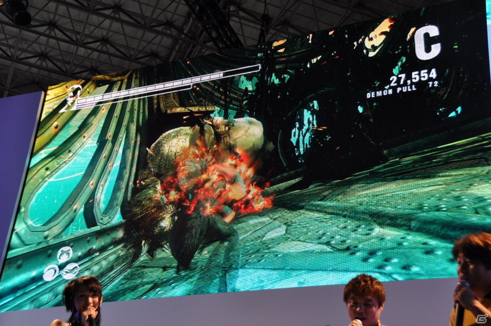 【TGS 2012】「DmC デビル メイ クライ」真紅の両腕で敵を粉砕する新武器「エリクス」の威力とは？ニュース番組に入り込む新ステージやCGムービーも国内初公開の画像36