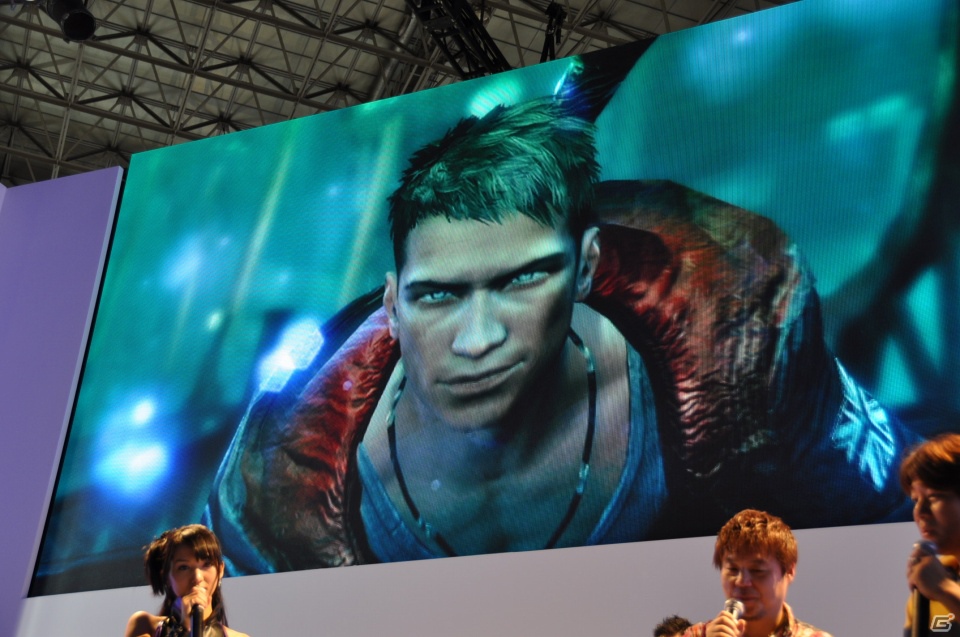 【TGS 2012】「DmC デビル メイ クライ」真紅の両腕で敵を粉砕する新武器「エリクス」の威力とは？ニュース番組に入り込む新ステージやCGムービーも国内初公開の画像54