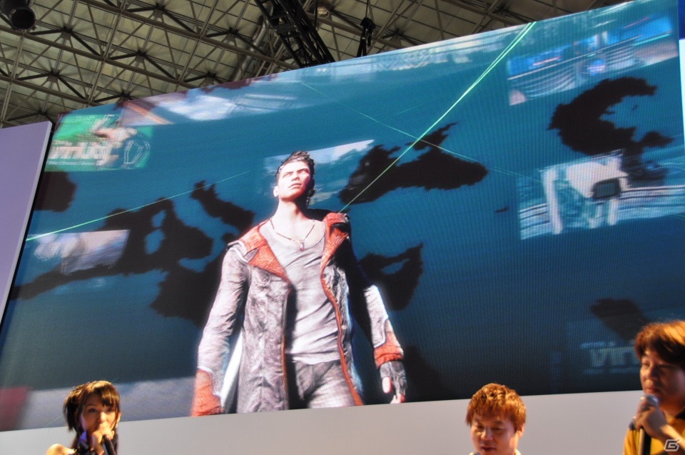 【TGS 2012】「DmC デビル メイ クライ」真紅の両腕で敵を粉砕する新武器「エリクス」の威力とは？ニュース番組に入り込む新ステージやCGムービーも国内初公開の画像73