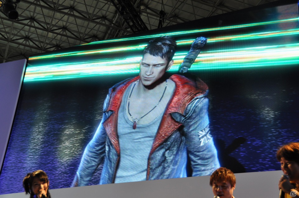 【TGS 2012】「DmC デビル メイ クライ」真紅の両腕で敵を粉砕する新武器「エリクス」の威力とは？ニュース番組に入り込む新ステージやCGムービーも国内初公開の画像82