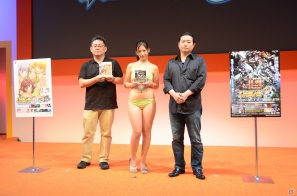 【TGS 2012】東京メトロ8駅で「スパロボOG」のポスターが!佐山彩香さんの水着姿も堪能できた「スーパーロボット大戦Card Chronicle」&イベント告知ステージの画像24