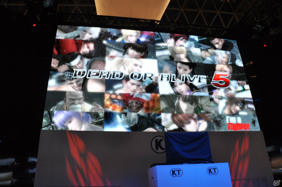 【TGS 2012】新堀ディレクターのガッツポーズも！「DEAD OR ALIVE 5」発売前だが高レベルの闘いが繰り広げられたエキシビションマッチレポートの画像1