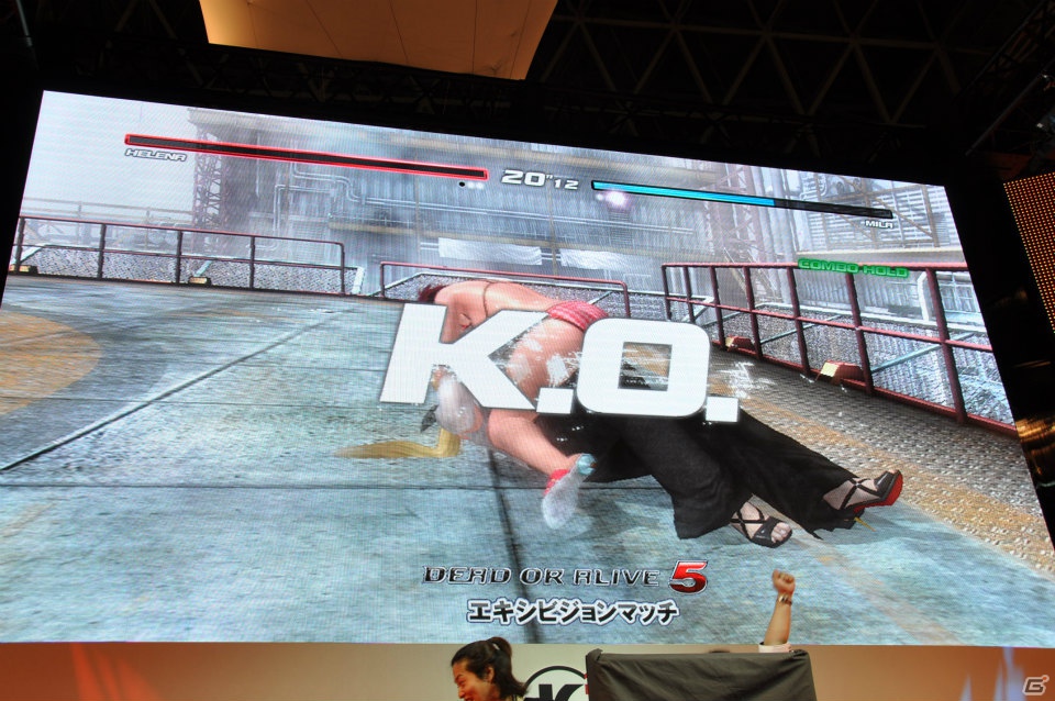 【TGS 2012】新堀ディレクターのガッツポーズも！「DEAD OR ALIVE 5」発売前だが高レベルの闘いが繰り広げられたエキシビションマッチレポートの画像119