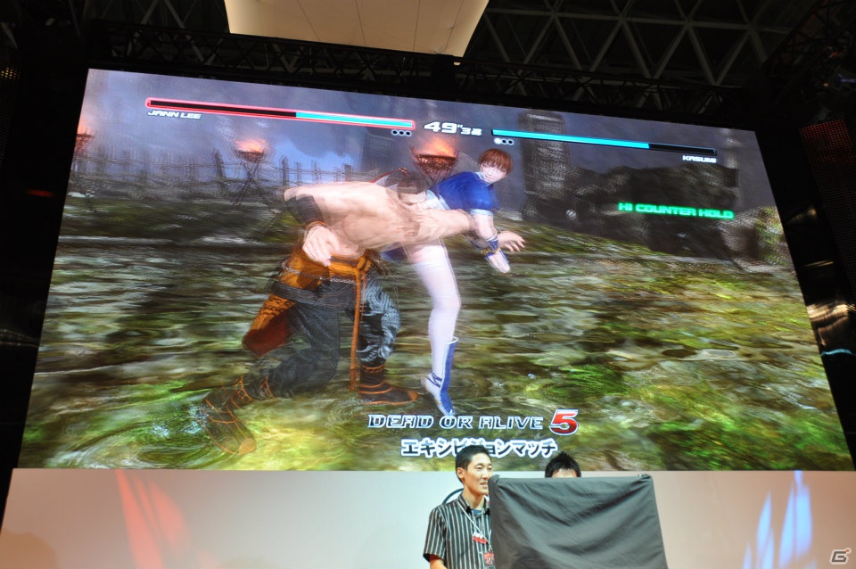 【TGS 2012】新堀ディレクターのガッツポーズも！「DEAD OR ALIVE 5」発売前だが高レベルの闘いが繰り広げられたエキシビションマッチレポートの画像32