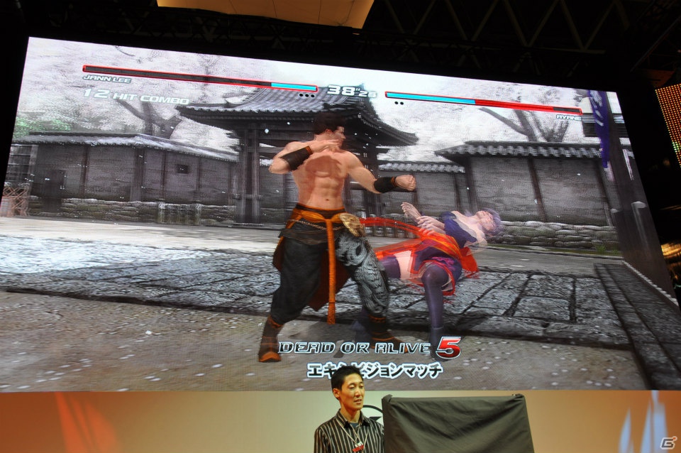 【TGS 2012】新堀ディレクターのガッツポーズも！「DEAD OR ALIVE 5」発売前だが高レベルの闘いが繰り広げられたエキシビションマッチレポートの画像76