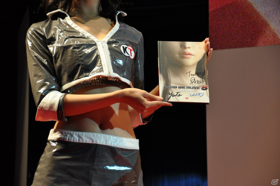 【TGS 2012】新堀ディレクターのガッツポーズも！「DEAD OR ALIVE 5」発売前だが高レベルの闘いが繰り広げられたエキシビションマッチレポートの画像8