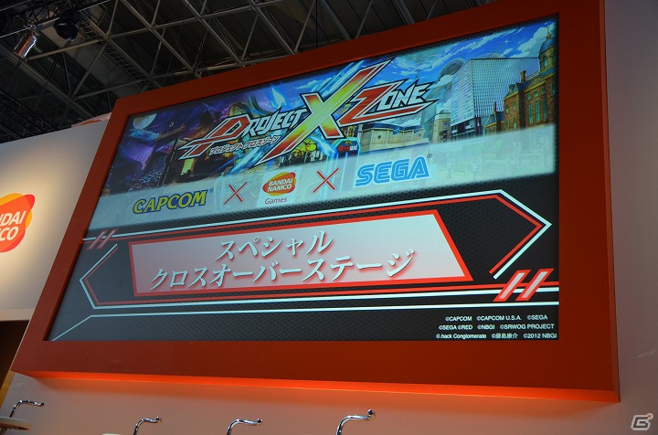 【TGS 2012】ディレクター・森住氏が100コンボプレイを披露！置鮎龍太郎さん、横山智佐さん、浅野真澄さんも駆け付けた「プロジェクト クロスゾーン」スペシャルクロスオーバーステージレポの画像1