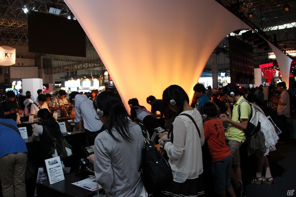 【TGS 2012】レイトン教授と成歩堂龍一が競演するコラボ作品「レイトン教授VS逆転裁判」の東京ゲームショウ2012出展バージョンをプレイ！の画像1