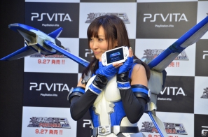 吉木りささんがペイルウイングの姿で登場―デビュー作から地球を守ってきた河崎実監督も登壇した「地球防衛軍3 ポータブル THE COMMERCIAL」完成披露会レポートの画像17