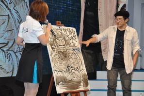 【TGS 2012】島本和彦先生が汗だくで描く力強い「張飛」にどんどん命が吹き込まれるッ！サービスでコンパニオンも直筆イラストに！？の画像18