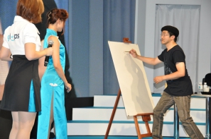 【TGS 2012】島本和彦先生が汗だくで描く力強い「張飛」にどんどん命が吹き込まれるッ！サービスでコンパニオンも直筆イラストに！？の画像20