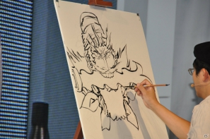 【TGS 2012】島本和彦先生が汗だくで描く力強い「張飛」にどんどん命が吹き込まれるッ！サービスでコンパニオンも直筆イラストに！？の画像9