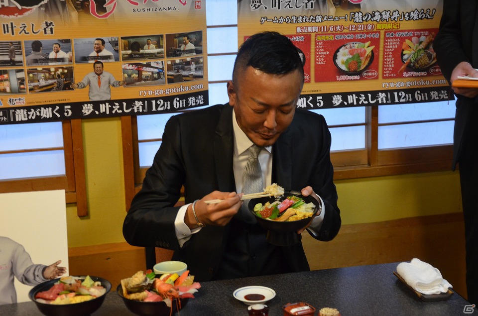 特別メニュー「龍の海鮮丼」が初披露！名越氏も舌鼓を打ったPS3「龍が如く5 夢、叶えし者」と「つきじ喜代村 すしざんまい」のコラボレーション発表会レポートの画像1