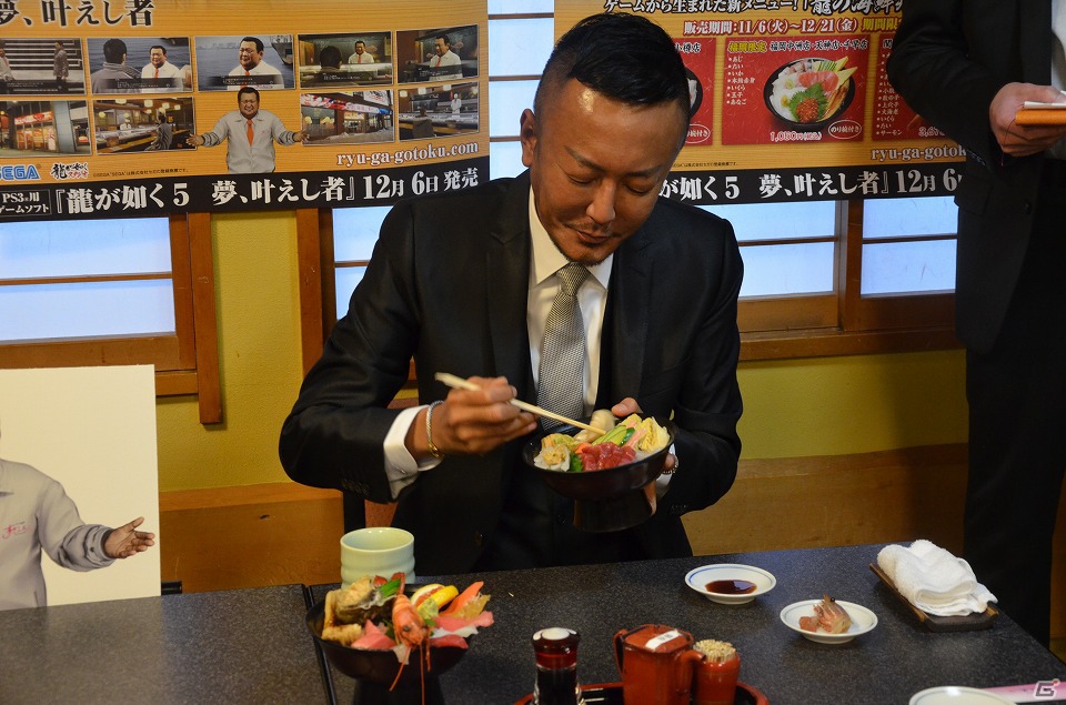 特別メニュー「龍の海鮮丼」が初披露！名越氏も舌鼓を打ったPS3「龍が如く5 夢、叶えし者」と「つきじ喜代村 すしざんまい」のコラボレーション発表会レポートの画像3