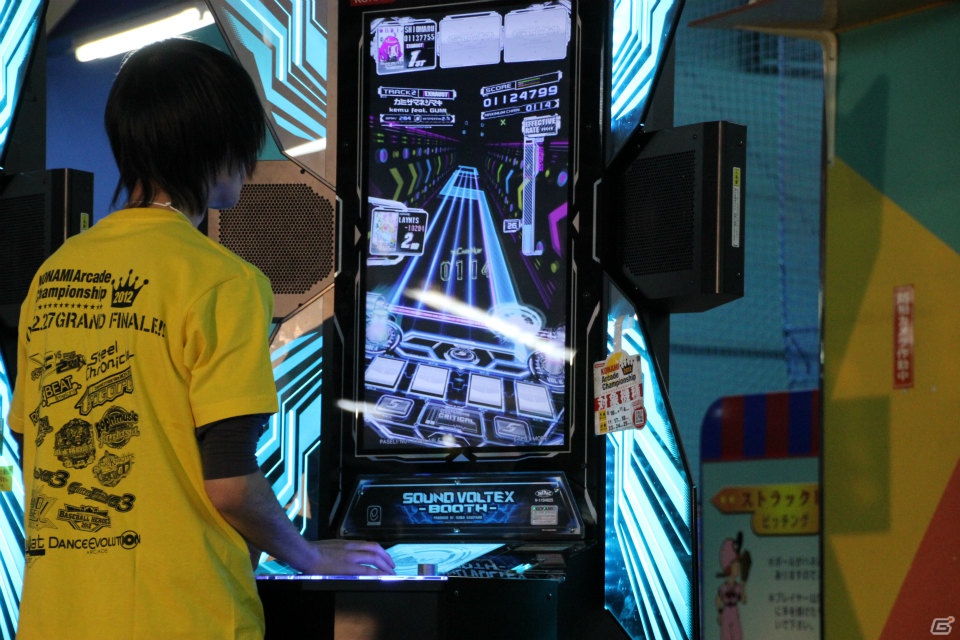 【KAC 2012】「SOUND VOLTEX BOOTH」「REFLEC BEAT limelight」「beatmania IIDX 20 tricoro」決勝ラウンドが開催、最終日もスーパープレイが続出！の画像10