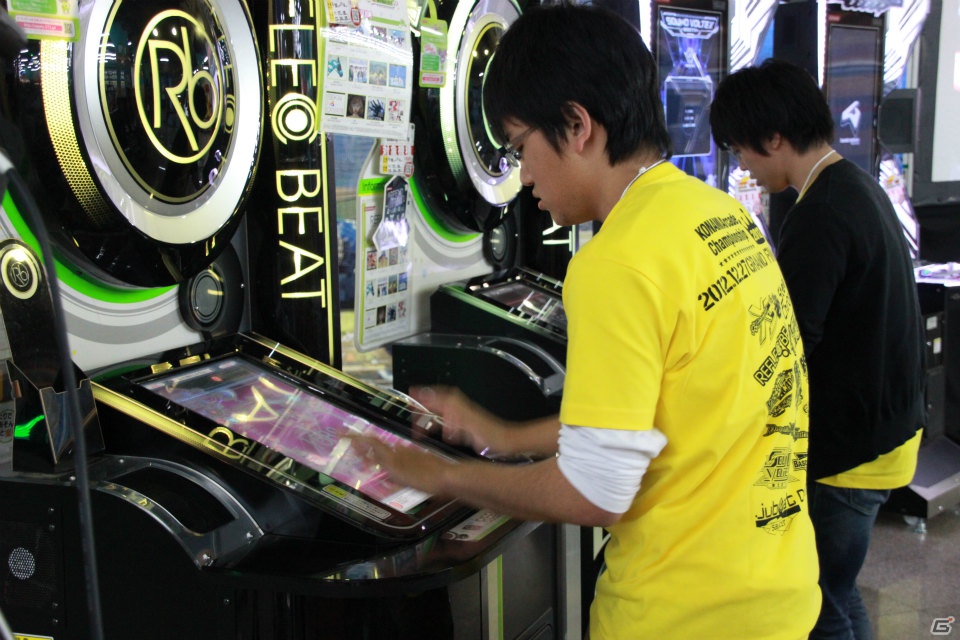 【KAC 2012】「SOUND VOLTEX BOOTH」「REFLEC BEAT limelight」「beatmania IIDX 20 tricoro」決勝ラウンドが開催、最終日もスーパープレイが続出！の画像11