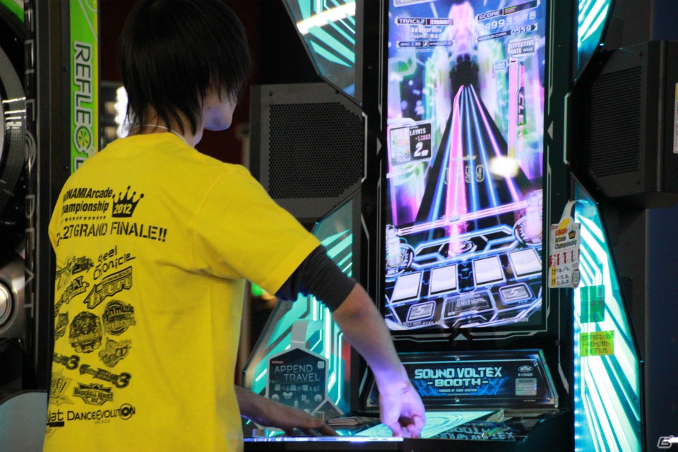 【KAC 2012】「SOUND VOLTEX BOOTH」「REFLEC BEAT limelight」「beatmania IIDX 20 tricoro」決勝ラウンドが開催、最終日もスーパープレイが続出！の画像15
