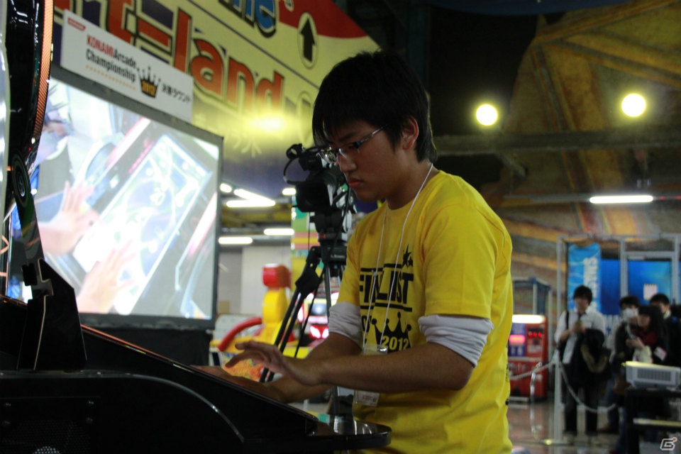 【KAC 2012】「SOUND VOLTEX BOOTH」「REFLEC BEAT limelight」「beatmania IIDX 20 tricoro」決勝ラウンドが開催、最終日もスーパープレイが続出！の画像24