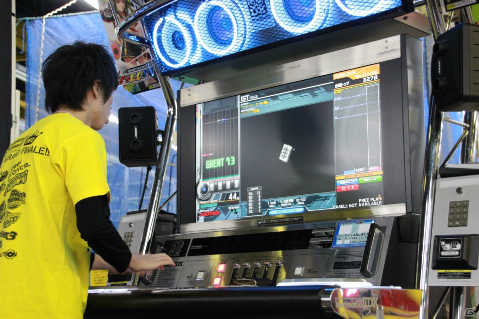 【KAC 2012】「SOUND VOLTEX BOOTH」「REFLEC BEAT limelight」「beatmania IIDX 20 tricoro」決勝ラウンドが開催、最終日もスーパープレイが続出！の画像32