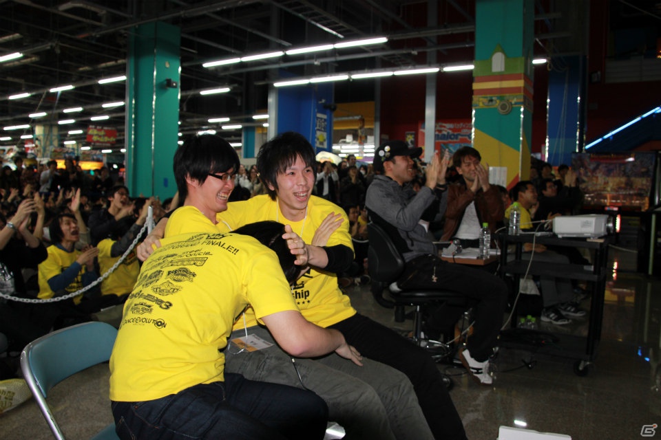 【KAC 2012】「SOUND VOLTEX BOOTH」「REFLEC BEAT limelight」「beatmania IIDX 20 tricoro」決勝ラウンドが開催、最終日もスーパープレイが続出！の画像35