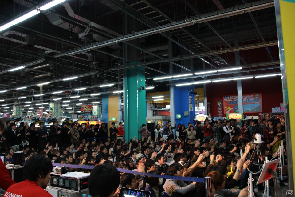 【KAC 2012】「SOUND VOLTEX BOOTH」「REFLEC BEAT limelight」「beatmania IIDX 20 tricoro」決勝ラウンドが開催、最終日もスーパープレイが続出！の画像9