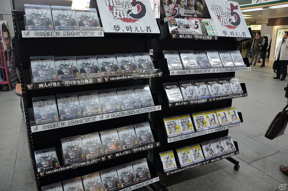 本日発売となったPS3「龍が如く5 夢、叶えし者」名越稔洋氏のサイン会も行われた発売記念抽選会の模様をお届けの画像10
