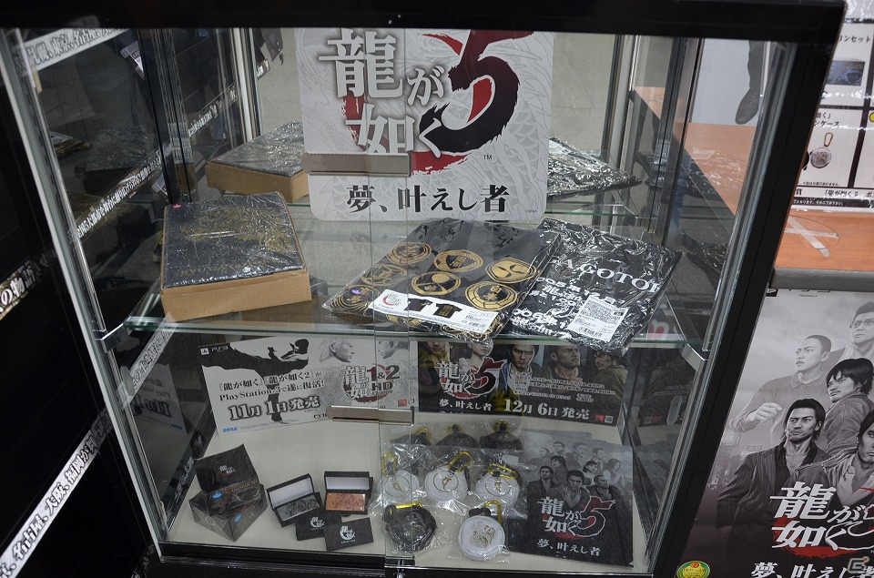 本日発売となったPS3「龍が如く5 夢、叶えし者」名越稔洋氏のサイン会も行われた発売記念抽選会の模様をお届けの画像2