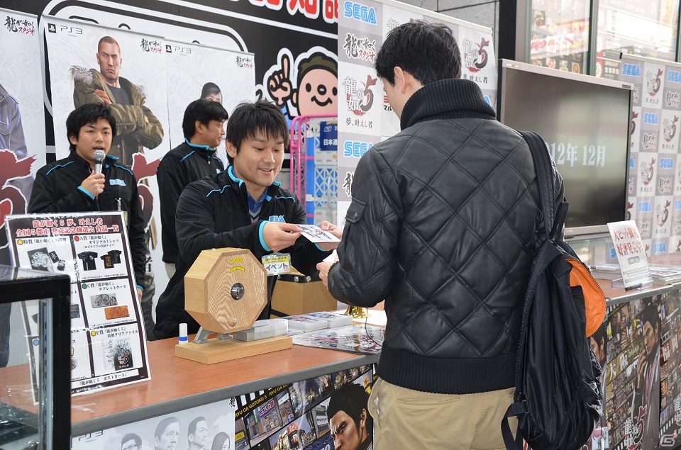 本日発売となったPS3「龍が如く5 夢、叶えし者」名越稔洋氏のサイン会も行われた発売記念抽選会の模様をお届けの画像3