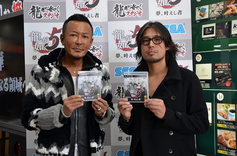 本日発売となったPS3「龍が如く5 夢、叶えし者」名越稔洋氏のサイン会も行われた発売記念抽選会の模様をお届けの画像9