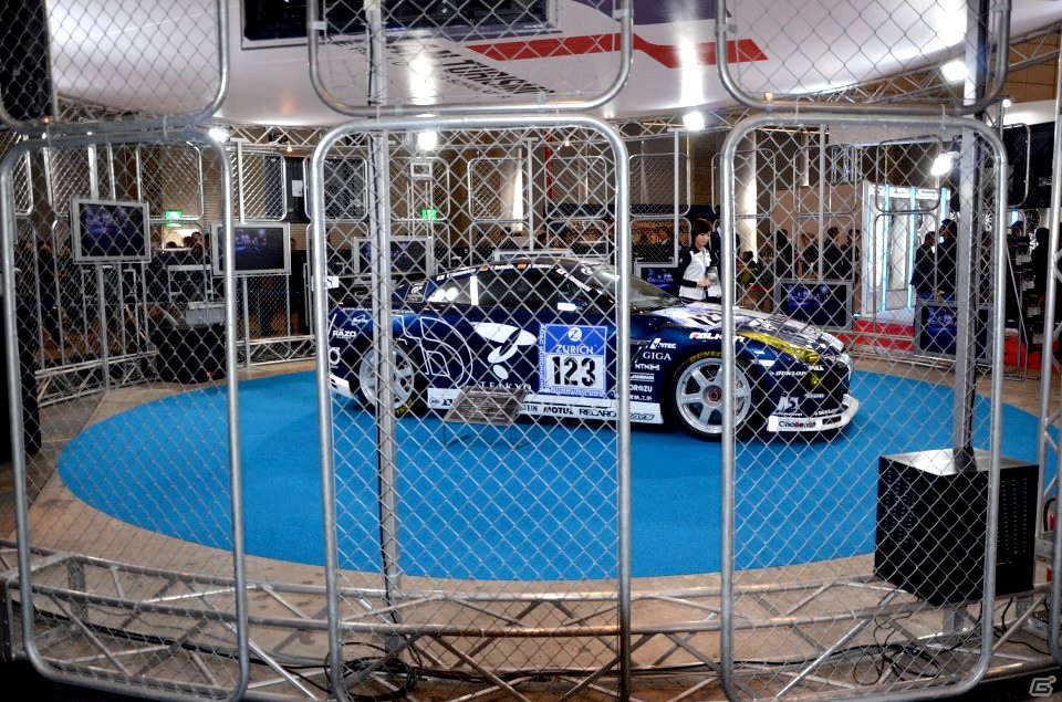 東京オートサロン 2013「グランツーリスモ・ヒストリーブース」レポート―展示中の「GT-R N24 GTアカデミー」はなんと誰でも試乗可能！の画像2