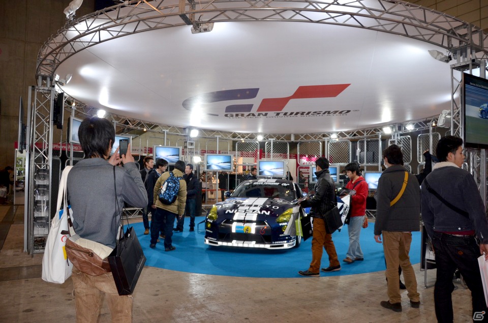 東京オートサロン 2013「グランツーリスモ・ヒストリーブース」レポート―展示中の「GT-R N24 GTアカデミー」はなんと誰でも試乗可能！の画像3