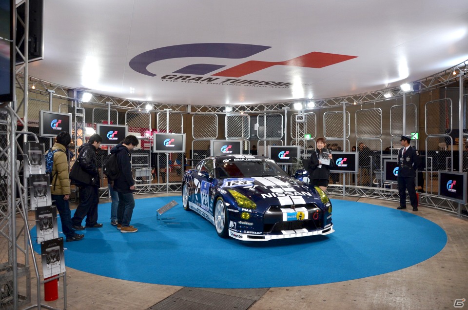東京オートサロン 2013「グランツーリスモ・ヒストリーブース」レポート―展示中の「GT-R N24 GTアカデミー」はなんと誰でも試乗可能！の画像4