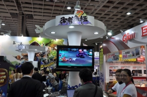 【台北国際ゲームショウ 2013】日本ではおなじみの「逆襲のファンタジカ」などプレイアブル多数、低年齢層プレイヤーで盛り上がったMobageブースレポの画像2