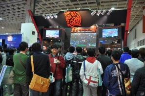 【台北国際ゲームショウ 2013】Gamaniaのeスポーツチーム「GAMABEARS」も駆け付けた！会場の様子＆露出の多い凝った衣装多め！コンパニオンを紹介の画像27
